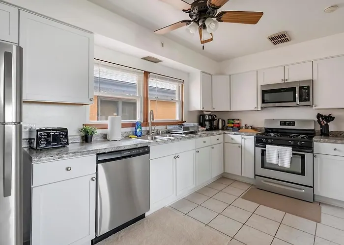Apartment Executive Retreat - 2 Parking Spaces, Sleeps 4! *