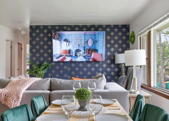 Apartment Executive Retreat - 2 Parking Spaces, Sleeps 4!