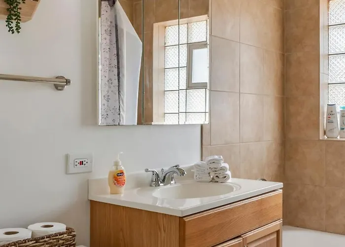 Apartment Executive Retreat - 2 Parking Spaces, Sleeps 4!