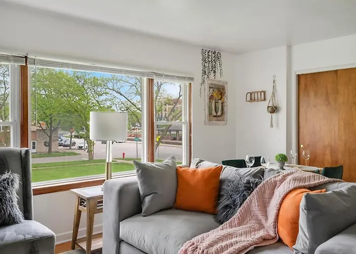 Executive Retreat - 2 Parking Spaces, Sleeps 4!
