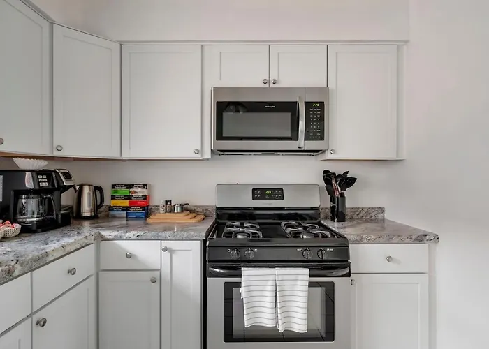 Executive Retreat - 2 Parking Spaces, Sleeps 4! * Westmont