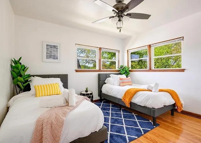 Executive Retreat - 2 Parking Spaces, Sleeps 4! Apartment Westmont