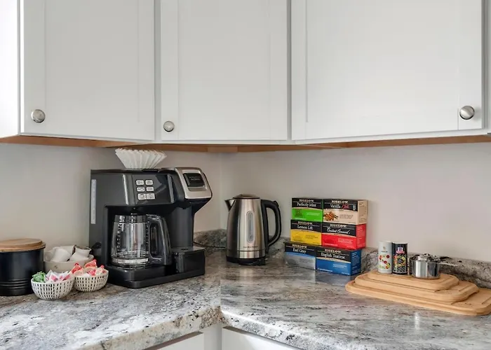 Executive Retreat - 2 Parking Spaces, Sleeps 4! * Westmont